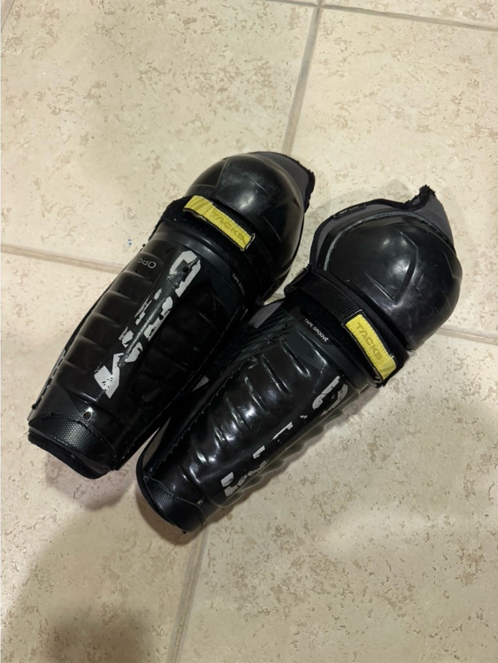 CCM Tacks AS 580 hockey shin guards junior 11”
